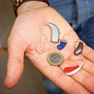 Mehr Platz: In vielen Wearables – zum Beispiel Hörgeräten – ist wenig Platz für eine Speichererweiterung. MCUs mit HyperBus-Unterstützung können eine Lösung sein. Mehr Platz: In vielen Wearables – zum Beispiel Hörgeräten – ist wenig Platz für eine Speichererweiterung. MCUs mit HyperBus-Unterstützung können eine Lösung sein.