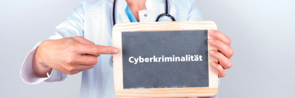 Cyberkriminelle nutzen häufig gefakte eMails und damit den menschlichen Faktor, um im Gesundheitswesen Schaden anzurichten. Cyberkriminelle nutzen häufig gefakte eMails und damit den menschlichen Faktor, um im Gesundheitswesen Schaden anzurichten.