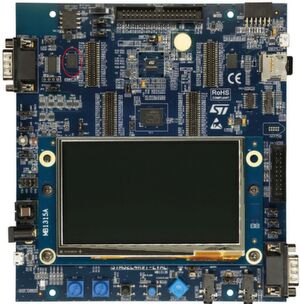 Bild 3: Das STM32L4R9I-EVAL-Board dient der Evaluierung des Mikrocontrollers STM32L4R9. Das HyperRAM-Speichergerät ist rot eingekreist und die Prüfpunkte des Geräts befinden sich an der Steckerleiste rechts. Bild 3: Das STM32L4R9I-EVAL-Board dient der Evaluierung des Mikrocontrollers STM32L4R9. Das HyperRAM-Speichergerät ist rot eingekreist und die Prüfpunkte des Geräts befinden sich an der Steckerleiste rechts.