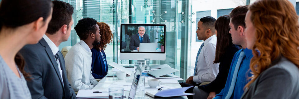 In einem Videokonferenzraum kommt es nicht nur auf die technische Ausstattung sondern auch auf bauliche Gegebenheiten und das Mobiliar an. In einem Videokonferenzraum kommt es nicht nur auf die technische Ausstattung sondern auch auf bauliche Gegebenheiten und das Mobiliar an.