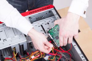 Bei hörbaren Defekten von HDDs ist in jedem Fall ein Experte zurate zu ziehen. Bei hörbaren Defekten von HDDs ist in jedem Fall ein Experte zurate zu ziehen.
