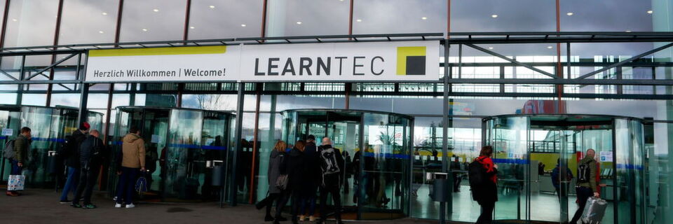 Vor dem Haupteingang zur LEARNTEC 2020 in Karlsruhe Vor dem Haupteingang zur LEARNTEC 2020 in Karlsruhe