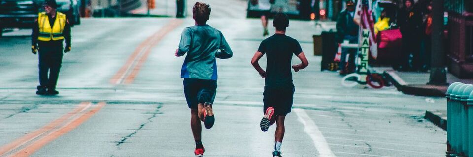 Olaf Mörk hat für Sie nachgerechnet: Jeder läuft 2020 locker anderthalb Marathons! Allerdings mit seinen Fingern und nicht mit den Füßen... Genaugenommen sind es circa 63 Kilometer, die wir mit unseren Fingern am Handy scrollend pro Jahr zurücklegen. Olaf Mörk hat für Sie nachgerechnet: Jeder läuft 2020 locker anderthalb Marathons! Allerdings mit seinen Fingern und nicht mit den Füßen... Genaugenommen sind es circa 63 Kilometer, die wir mit unseren Fingern am Handy scrollend pro Jahr zurücklegen.