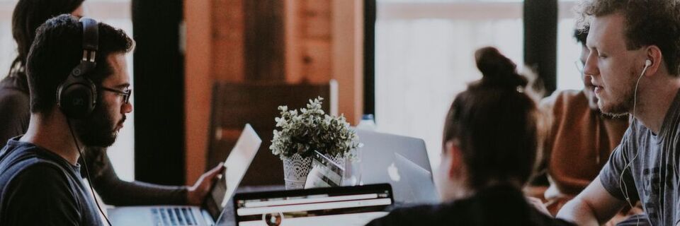 Zufrieden mit der Arbeit: 81 Prozent der Angestellten in Deutschland sind (sehr) glücklich, in den USA sind es allerdings ganze 93 Prozent. Zufrieden mit der Arbeit: 81 Prozent der Angestellten in Deutschland sind (sehr) glücklich, in den USA sind es allerdings ganze 93 Prozent.