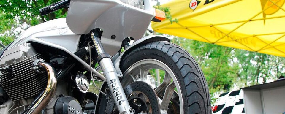 Vor allem für Oldtimer-Motorräder sind oft keine Reifen mehr in der originalen Größe und Bauart zu bekommen. Vor allem für Oldtimer-Motorräder sind oft keine Reifen mehr in der originalen Größe und Bauart zu bekommen.