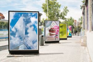 In der Außenwerbung werden klassische Plakate zunehmend durch Displays ersetzt. In der Außenwerbung werden klassische Plakate zunehmend durch Displays ersetzt.
