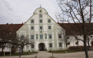 Das Mittelrisalit des Maierhofs vom Kloster Benediktbeuren, in dem das Zentrum für Umwelt und Kultur untergebracht ist. Das Mittelrisalit des Maierhofs vom Kloster Benediktbeuren, in dem das Zentrum für Umwelt und Kultur untergebracht ist.