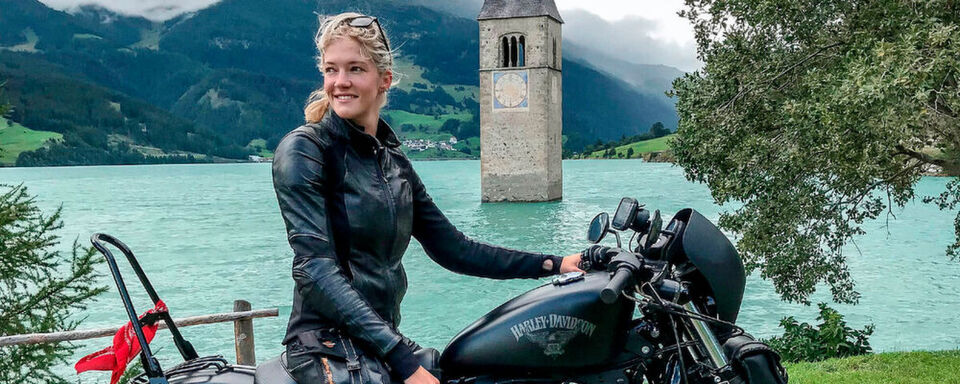 Die holländische Bikerin Angie auf Motorradtour im Vinschgau am Reschensee-Turm. Die holländische Bikerin Angie auf Motorradtour im Vinschgau am Reschensee-Turm.