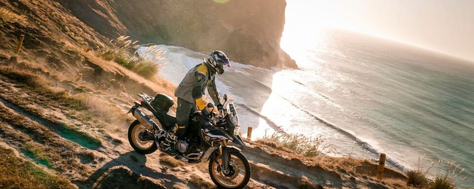 Die atemberaubende Ostküste und die Rimutaka-Berge – mit der Enduro auf Captain Cooks Spuren. Die atemberaubende Ostküste und die Rimutaka-Berge – mit der Enduro auf Captain Cooks Spuren.