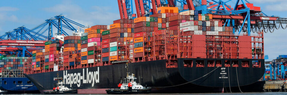 Hapag-Lloyd-Containerschiffe sind keine seltenheit am HHLA-Containerterminal. Hapag-Lloyd-Containerschiffe sind keine seltenheit am HHLA-Containerterminal.