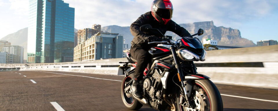 Die 2020er-Version der Street Triple R wirkt nun mit ihren LED-Doppelscheinwerfern aggressiver und wird damit dem Anspruch an einen Streetfighter noch besser gerecht. Die 2020er-Version der Street Triple R wirkt nun mit ihren LED-Doppelscheinwerfern aggressiver und wird damit dem Anspruch an einen Streetfighter noch besser gerecht.