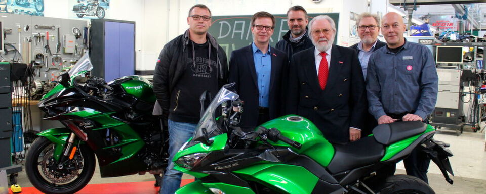 Mit den Maschinen von Kawasaki erhielten die Teilnehmer der Meisterlehrgänge die modernste Technik. Mit den Maschinen von Kawasaki erhielten die Teilnehmer der Meisterlehrgänge die modernste Technik.