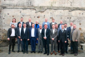 Die AIRC-Generalversammlung mit ihrem neuen Präsidenten Detlev Thedens (Bildmitte, 6.v.li.). Links neben ihm steht derscheidende AIRC-Präsident Erik Papinski (zum Vergrößern bitte Bild klicken). Die AIRC-Generalversammlung mit ihrem neuen Präsidenten Detlev Thedens (Bildmitte, 6.v.li.). Links neben ihm steht derscheidende AIRC-Präsident Erik Papinski (zum Vergrößern bitte Bild klicken).