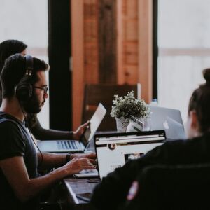 Zufrieden mit der Arbeit: 81 Prozent der Angestellten in Deutschland sind (sehr) glücklich, in den USA sind es allerdings ganze 93 Prozent. Zufrieden mit der Arbeit: 81 Prozent der Angestellten in Deutschland sind (sehr) glücklich, in den USA sind es allerdings ganze 93 Prozent.