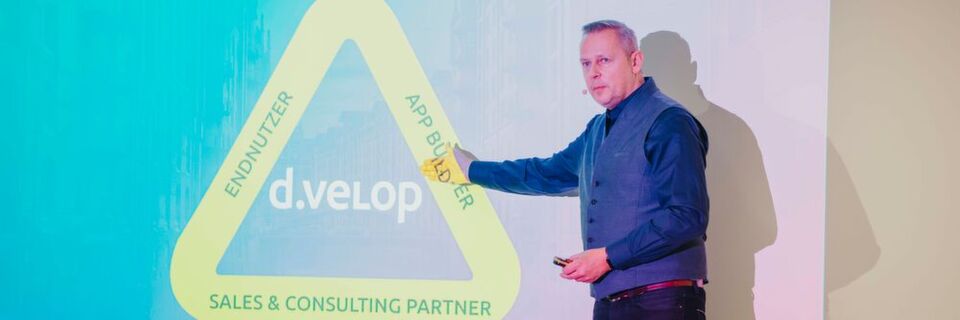 D.velop-Vorstand Mario Dönnebrink erläutert in seiner Keynote die strategischen Weichenstellungen des Unternehmens. D.velop-Vorstand Mario Dönnebrink erläutert in seiner Keynote die strategischen Weichenstellungen des Unternehmens.