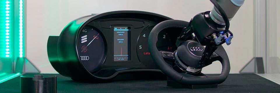 Ericsson und Audi demonstrieren einen 5G-Einsatz in der Automobilproduktion: Ein industrieller Roboter baut ein Airbag-Modul in das Lenkrad ein. Ericsson und Audi demonstrieren einen 5G-Einsatz in der Automobilproduktion: Ein industrieller Roboter baut ein Airbag-Modul in das Lenkrad ein.