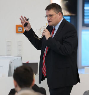 Professor Michael Resch, der Leiter des Höchstleistungsrechenzentrums Stuttgart (HLRS), weiß seine Zuhörer stets zu begeistern. Professor Michael Resch, der Leiter des Höchstleistungsrechenzentrums Stuttgart (HLRS), weiß seine Zuhörer stets zu begeistern.