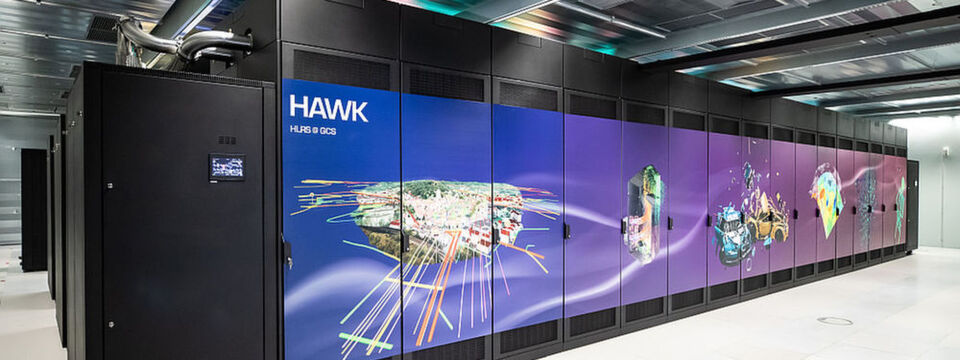 „Hawk“ ist eine „Apollo 9000“-Maschine von HPE, leistet mit 11.264 „AMD-Epyc“-Prozessoren bis zu 26 PetaFLOPS und ist damit die Nummer 10 unter den Top-500-Rechnern. „Hawk“ ist eine „Apollo 9000“-Maschine von HPE, leistet mit 11.264 „AMD-Epyc“-Prozessoren bis zu 26 PetaFLOPS und ist damit die Nummer 10 unter den Top-500-Rechnern.