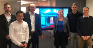 Freudige Gesichter beim Kernteam des Projekts „Edge Computing – Underground“ nach der Unterzeichnung des Beitritts von Smart Infrastructure der Siemens Schweiz AG zum Industriekonsortium. (v. links:) Adrian Bolliger, Managing Director Europe, Dätwyler Cabling Solutions AG Beat Schmid, Smart Infrastructure Branch Manager St. Gallen, Siemens Schweiz AG Peter Nebiker, Smart Infrastructure Head Area Zurich, Siemens Schweiz AG Antonia Cornaro, Business Development Manager, Amberg Engineering Klaus Wachter, Managing Director, SCAUT Adrian Burri, Head of Services Europe, Dätwyler Cabling Solutions AG Freudige Gesichter beim Kernteam des Projekts „Edge Computing – Underground“ nach der Unterzeichnung des Beitritts von Smart Infrastructure der Siemens Schweiz AG zum Industriekonsortium. (v. links:) Adrian Bolliger, Managing Director Europe, Dätwyler Cabling Solutions AG Beat Schmid, Smart Infrastructure Branch Manager St. Gallen, Siemens Schweiz AG Peter Nebiker, Smart Infrastructure Head Area Zurich, Siemens Schweiz AG Antonia Cornaro, Business Development Manager, Amberg Engineering Klaus Wachter, Managing Director, SCAUT Adrian Burri, Head of Services Europe, Dätwyler Cabling Solutions AG