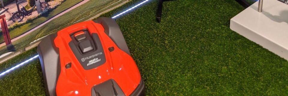 Einige professionelle Mähroboter nutzen bereits GPS-Navigation, zusätzliche Begrenzungskabel sind dann überflüssig. Einige professionelle Mähroboter nutzen bereits GPS-Navigation, zusätzliche Begrenzungskabel sind dann überflüssig.