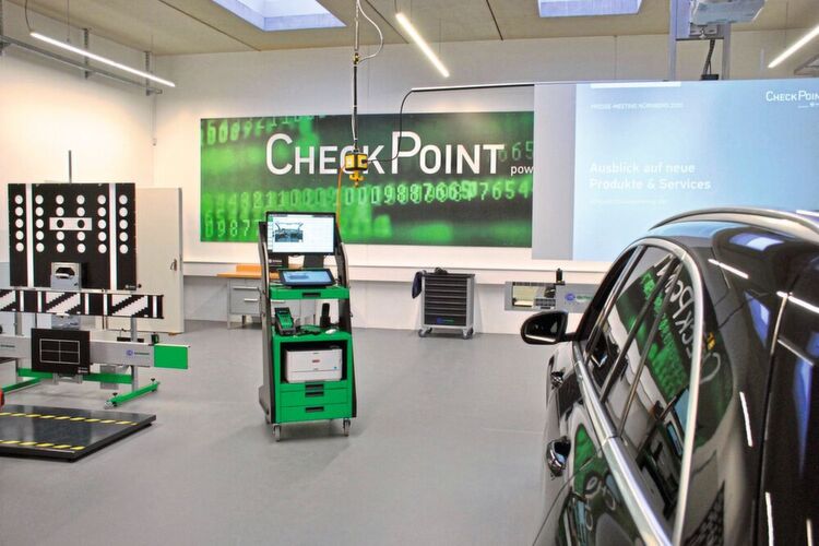 Diesen „Check-Point“ – einen der ersten – betreibt Hella Gutmann in Nürnberg selbst. Künftig soll es ein flächendeckendes Netzwerk von Betrieben geben, die sämtliche Wartungs- und Reparaturarbeiten ausführen können. Freie Werkstätten sollen sich dank dieses Netzes die Anschaffung „teurer“ Spezialwerkzeuge, allen voran im Bereich Fahrerassistenzsysteme, sparen können. Diesen „Check-Point“ – einen der ersten – betreibt Hella Gutmann in Nürnberg selbst. Künftig soll es ein flächendeckendes Netzwerk von Betrieben geben, die sämtliche Wartungs- und Reparaturarbeiten ausführen können. Freie Werkstätten sollen sich dank dieses Netzes die Anschaffung „teurer“ Spezialwerkzeuge, allen voran im Bereich Fahrerassistenzsysteme, sparen können.
