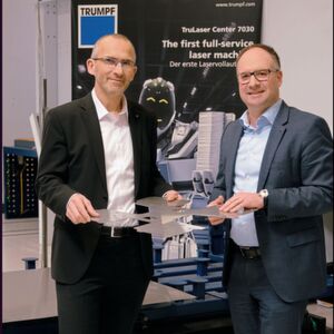 «Mit unserem innovativen Laservollautomat zeigen wir eindrücklich, in welchem Umfang Blechfertiger von einer gesamtheitlichen Automation und Digitalisierung profitieren.» Andreas Conzelmann (l.), CEO Trumpf Schweiz AG, und Adrian Schär, Leiter Vertrieb und Service sowie Mitglied der Geschäftsleitung bei Trumpf Schweiz AG. «Mit unserem innovativen Laservollautomat zeigen wir eindrücklich, in welchem Umfang Blechfertiger von einer gesamtheitlichen Automation und Digitalisierung profitieren.» Andreas Conzelmann (l.), CEO Trumpf Schweiz AG, und Adrian Schär, Leiter Vertrieb und Service sowie Mitglied der Geschäftsleitung bei Trumpf Schweiz AG.