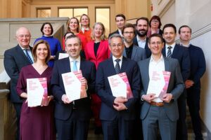 v.l.n.r. Lena-Sophie Müller von der D21, MdB Thomas Jarzombek, der Beauftragte des Bundeswirtschaftsministeriums für die Digitale Wirtschaft und Start-ups, Hannes Schwaderer und Andreas Pohle von der Initiative D21 sowie die Partner der Studie v.l.n.r. Lena-Sophie Müller von der D21, MdB Thomas Jarzombek, der Beauftragte des Bundeswirtschaftsministeriums für die Digitale Wirtschaft und Start-ups, Hannes Schwaderer und Andreas Pohle von der Initiative D21 sowie die Partner der Studie