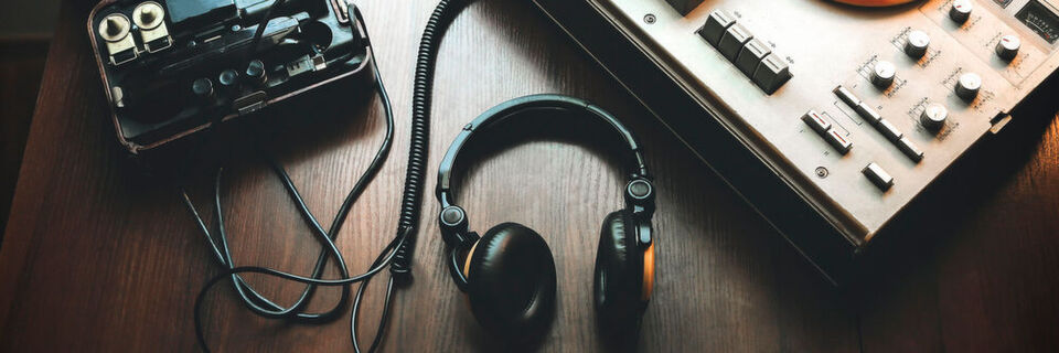 Telefonanleitungen manuell anzapfen ist im digitalen Zeitalter vorbei. Telefonanleitungen manuell anzapfen ist im digitalen Zeitalter vorbei.