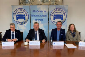 Präsentierten gemeinsam die Bilanz des Autojahres 2019: (v. li.) Christian Metje, Geschäftsführer des Landesverbands Niedersachsen-Bremen, und dessen Präsident Karl-Heinz Bley sowie Hans-Jörg Koßmann, Obermeister der Kfz-Innung Bremen mit Geschäftsführerin Anke Kuckertz. Zum Vergrößern bitte klicken. Präsentierten gemeinsam die Bilanz des Autojahres 2019: (v. li.) Christian Metje, Geschäftsführer des Landesverbands Niedersachsen-Bremen, und dessen Präsident Karl-Heinz Bley sowie Hans-Jörg Koßmann, Obermeister der Kfz-Innung Bremen mit Geschäftsführerin Anke Kuckertz. Zum Vergrößern bitte klicken.