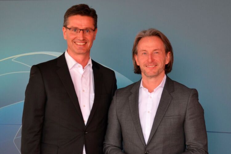 Thomas Hanswillemenke (re.), Vorstand Mobilität und Maik Kynast, Bereichsleiter Vertrieb Mobilität und Waren: „Der Erfolg unserer Bank ist in der tagtäglichen Qualität unserer Services begründet. Das ist es, was unsere Händler von uns erwarten – und das ist es was sie von uns bekommen.“ Thomas Hanswillemenke (re.), Vorstand Mobilität und Maik Kynast, Bereichsleiter Vertrieb Mobilität und Waren: „Der Erfolg unserer Bank ist in der tagtäglichen Qualität unserer Services begründet. Das ist es, was unsere Händler von uns erwarten – und das ist es was sie von uns bekommen.“