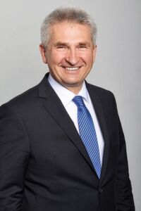 Digitalisierungsminister Andreas Pinkwart investiert 600 zusätzliche Millionen in eGovernment und Digitalisierung. Die Investition soll durch Einsparungspotenziale kompensiert werden Digitalisierungsminister Andreas Pinkwart investiert 600 zusätzliche Millionen in eGovernment und Digitalisierung. Die Investition soll durch Einsparungspotenziale kompensiert werden