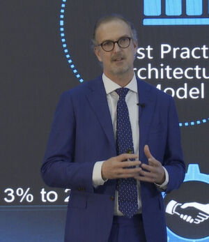 Hank Stokbroekx, Vice President of Enterprise Service, Huawei Enterprise BG, stellt den „Intelligent Datacenter Service" vor. Hank Stokbroekx, Vice President of Enterprise Service, Huawei Enterprise BG, stellt den „Intelligent Datacenter Service" vor.