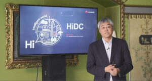 Wing Kin Leung, CTO von Huawei Enterprise BG, erläutert unter anderem: Die „Drei-in-Eins-Architektur des jüngsten AI -Fabric-Netzwerk-Systems für Rechenzentren nutzt den „iLossless“-Algorithmus zur Integration von Ethernet-, Infiniband- und Fiber Channel-Netzen, um die Server-Rechenleistung um 28 Prozent und die Speicher-IOPS um 30 Prozent zu verbessern. Die DCI-Lösung nutzt IP plus optische Synergie, um 40 Prozent höhere Kapazität und 25 Prozent längere Übertragungsstrecken als andere Anbieter zu erreichen. Wing Kin Leung, CTO von Huawei Enterprise BG, erläutert unter anderem: Die „Drei-in-Eins-Architektur des jüngsten AI -Fabric-Netzwerk-Systems für Rechenzentren nutzt den „iLossless“-Algorithmus zur Integration von Ethernet-, Infiniband- und Fiber Channel-Netzen, um die Server-Rechenleistung um 28 Prozent und die Speicher-IOPS um 30 Prozent zu verbessern. Die DCI-Lösung nutzt IP plus optische Synergie, um 40 Prozent höhere Kapazität und 25 Prozent längere Übertragungsstrecken als andere Anbieter zu erreichen.