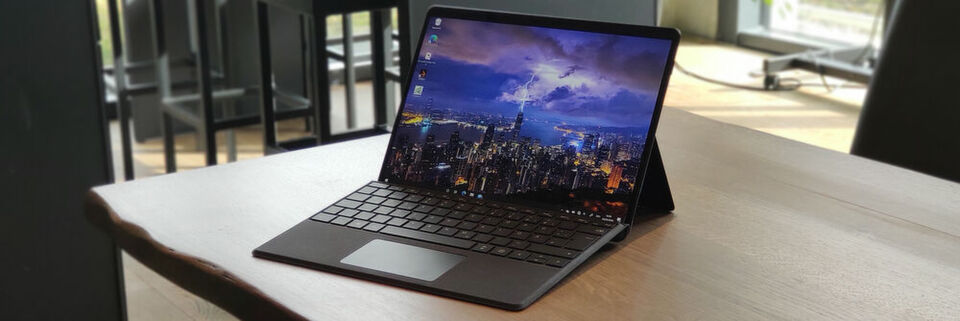 Das 13-Zoll-Display des Microsoft Surface Pro X liefert eine Auflösung von 2.880 x 1.920 Pixel. Mit dem optionalen Keyboard bringt das ARM-Tablet knapp 1.050 Gramm auf die Waage. Solo wiegt das Surface Pro X nur 768 Gramm. Das 13-Zoll-Display des Microsoft Surface Pro X liefert eine Auflösung von 2.880 x 1.920 Pixel. Mit dem optionalen Keyboard bringt das ARM-Tablet knapp 1.050 Gramm auf die Waage. Solo wiegt das Surface Pro X nur 768 Gramm.