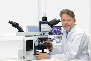 Prof. Dr. Philipp Ströbel, Institut für Pathologie, UMG, möchte mit Hilfe künstlicher Intelligenz Tumore zukünftig noch schneller und präziser erkennen Prof. Dr. Philipp Ströbel, Institut für Pathologie, UMG, möchte mit Hilfe künstlicher Intelligenz Tumore zukünftig noch schneller und präziser erkennen