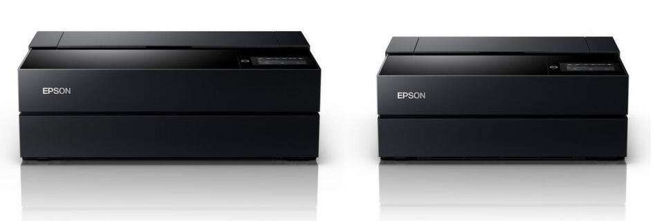 Der Fotodrucker Epson SureColor SC-P700 bietet eine Druckbreite bis zu 329 mm, also A3+. Der SC-P900 schafft mit A2+ sogar bis zu 432 mm. Beide können randlos drucken. Der Fotodrucker Epson SureColor SC-P700 bietet eine Druckbreite bis zu 329 mm, also A3+. Der SC-P900 schafft mit A2+ sogar bis zu 432 mm. Beide können randlos drucken.