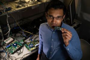 Nabil Imam, Intel Labs, mit einem von ihm mitentwickelten Prototypen des auf Geruch trainierten neuromorphen Loihi-Testchips. Er und ein Forschungsteam der Cornell University haben mathematische Algorithmen für Computerchips entwickelt, die nachahmen, was im menschlichen Gehirn bei Geruchswahrnehmungen vor sich geht. Nabil Imam, Intel Labs, mit einem von ihm mitentwickelten Prototypen des auf Geruch trainierten neuromorphen Loihi-Testchips. Er und ein Forschungsteam der Cornell University haben mathematische Algorithmen für Computerchips entwickelt, die nachahmen, was im menschlichen Gehirn bei Geruchswahrnehmungen vor sich geht.
