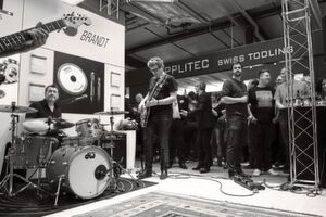 Soirée récréative : Guitare, basse et batterie sur le stand, apéritif dans les allées… le SIAMS c’est aussi cette partie sympathique qui permet aux exposants du tissu industriel de la microtechnique de se retrouver et de partager des moments un peu « hors du temps » entre professionnels. Soirée récréative : Guitare, basse et batterie sur le stand, apéritif dans les allées… le SIAMS c’est aussi cette partie sympathique qui permet aux exposants du tissu industriel de la microtechnique de se retrouver et de partager des moments un peu « hors du temps » entre professionnels.