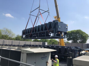 Die Technik der italienischen Company Geoclima kommt etwa beim 5-MW-Rechenzentrum (Tier IV) von Colt zum Einsatz, bei dem zusammen mit der Cooltherm Ltd. das Kühlsystem erneuert wurde. Das Projekt umfasste das Design, die Produktion und Installation von vier luftgekühlten „Turbomiser“-Kältemaschinen mit Radialverdichtern zu je 1.250 Kilowatt Kälteleistung. Die Technik der italienischen Company Geoclima kommt etwa beim 5-MW-Rechenzentrum (Tier IV) von Colt zum Einsatz, bei dem zusammen mit der Cooltherm Ltd. das Kühlsystem erneuert wurde. Das Projekt umfasste das Design, die Produktion und Installation von vier luftgekühlten „Turbomiser“-Kältemaschinen mit Radialverdichtern zu je 1.250 Kilowatt Kälteleistung.