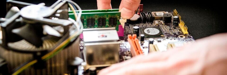 Zwei IT-Havarien pro Woche sind „üblich“. Die Dunkelziffer ist aber höher, denn oft verzichten die Beschäftigten auf den Support durch die IT und legen selbst Hand an. Zwei IT-Havarien pro Woche sind „üblich“. Die Dunkelziffer ist aber höher, denn oft verzichten die Beschäftigten auf den Support durch die IT und legen selbst Hand an.