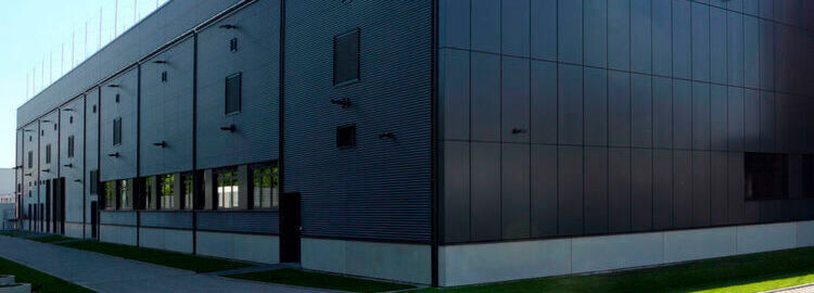 Das zweite Gebäude in Unterschleißheim soll nahezu baugleich sein; hier ein Bild vom ersten Rechenzentrum am Standort „München 2“. Das zweite Gebäude in Unterschleißheim soll nahezu baugleich sein; hier ein Bild vom ersten Rechenzentrum am Standort „München 2“.