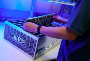 Intels neuromorphes Computersystem Pohoiki Springs besteht aus fünf Racks, die 24 Nahuku-Boards mit insgesamt 768 Loihi-Chips sowie drei Arria-10-FPGA-Boards in einem Gehäuse vereinen. Das System dient der Entwicklung komplexer neuromorpher Algorithmen und zieht 300W Leistung. Intels neuromorphes Computersystem Pohoiki Springs besteht aus fünf Racks, die 24 Nahuku-Boards mit insgesamt 768 Loihi-Chips sowie drei Arria-10-FPGA-Boards in einem Gehäuse vereinen. Das System dient der Entwicklung komplexer neuromorpher Algorithmen und zieht 300W Leistung.