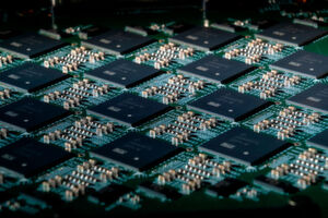 Ein Nahuku-Board von Intel. Die skalierbare Plattform enthält jeweils 8 bis 32 neuromorphe Loihi-Chips pro Board. Ein Nahuku-Board von Intel. Die skalierbare Plattform enthält jeweils 8 bis 32 neuromorphe Loihi-Chips pro Board.