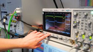 Mithilfe eines Oszilloskops untersuchen die Entwickler die RGB-LED-Module und validieren diese auf dem selbstentwickelten Prüfstand. Mithilfe eines Oszilloskops untersuchen die Entwickler die RGB-LED-Module und validieren diese auf dem selbstentwickelten Prüfstand.