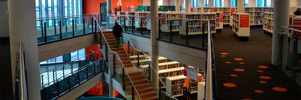 Analoge Bibliotheken versprühen ihren ganz eigenen Charme – digitale Bibliotheken bestechen durch andere Vorteile. Analoge Bibliotheken versprühen ihren ganz eigenen Charme – digitale Bibliotheken bestechen durch andere Vorteile.