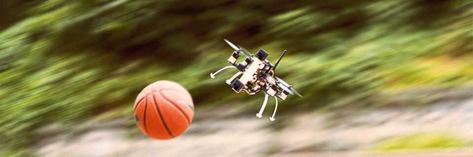 Dank einer Ereigniskamera ist der Quadcopter in der Lage, Objekten wie einem geworfenen Ball schnell auszuweichen. Dank einer Ereigniskamera ist der Quadcopter in der Lage, Objekten wie einem geworfenen Ball schnell auszuweichen.