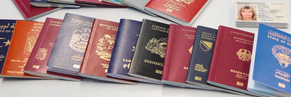 Es gibt auf der Welt rund 200 Staaten – die genaue Zahl schwankt immer ein wenig, je nach der aktuellen vökerechtlichen Situation – und ebenso viele unterschiedliche Pässe. Da fällt es schwer den Überblick zu behalten Es gibt auf der Welt rund 200 Staaten – die genaue Zahl schwankt immer ein wenig, je nach der aktuellen vökerechtlichen Situation – und ebenso viele unterschiedliche Pässe. Da fällt es schwer den Überblick zu behalten