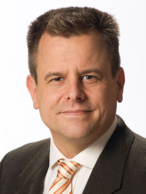 Dr. Stefan Schwarz leitet den Bereich Industry/Business Consulting und Solutions bei Teradata. Er unterstützt Kunden von Teradata dabei, einen strategischen Nutzen durch Big Data- und Analytics-Technologien zu erreichen. Dr. Stefan Schwarz leitet den Bereich Industry/Business Consulting und Solutions bei Teradata. Er unterstützt Kunden von Teradata dabei, einen strategischen Nutzen durch Big Data- und Analytics-Technologien zu erreichen.
