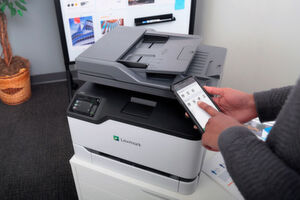 Der Lexmark CX431adw ist mit Dual-Band-WLAN ausgestattet. Er unterstützt zudem das direkte Drucken vom Smartphone aus. Der Lexmark CX431adw ist mit Dual-Band-WLAN ausgestattet. Er unterstützt zudem das direkte Drucken vom Smartphone aus.