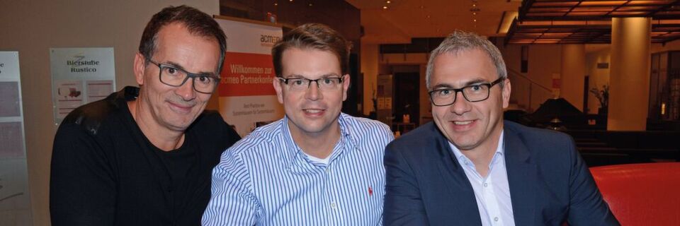 Gut vernetzt in der Branche: Mike Bergmann (m.) mit den ERP-Spezialisten Andreas Bortoli (l., C-Entron) und
Thomas Neumeier (Neumeier AG) Gut vernetzt in der Branche: Mike Bergmann (m.) mit den ERP-Spezialisten Andreas Bortoli (l., C-Entron) und
Thomas Neumeier (Neumeier AG)